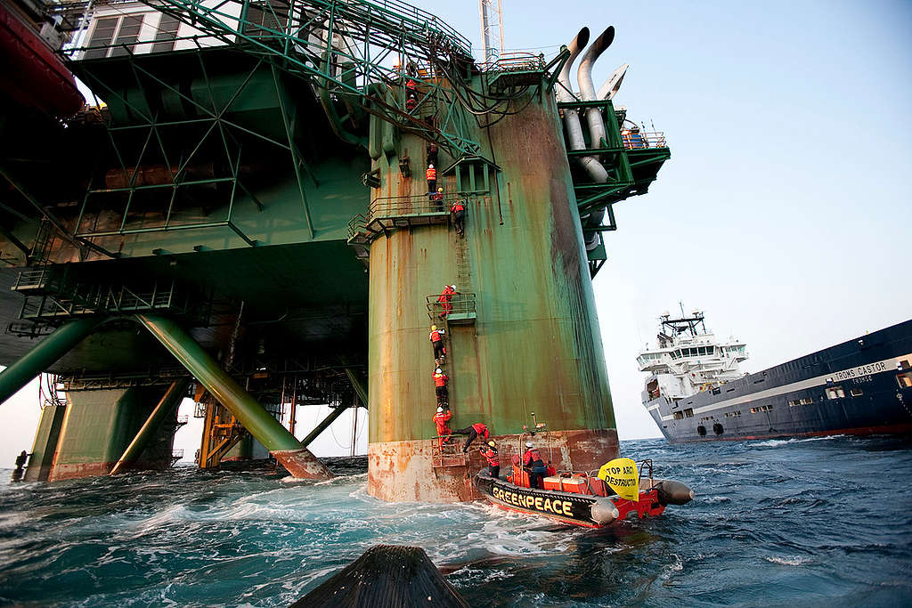 2011年,綠色和平18位行動者登上Leiv Eiriksson鑽油平台,批評所屬企業Cairn Energy背離行業規範,拒絕公開漏油應變計劃,令格陵蘭及北極環境風險大增。 © Steve Morgan / Greenpeace