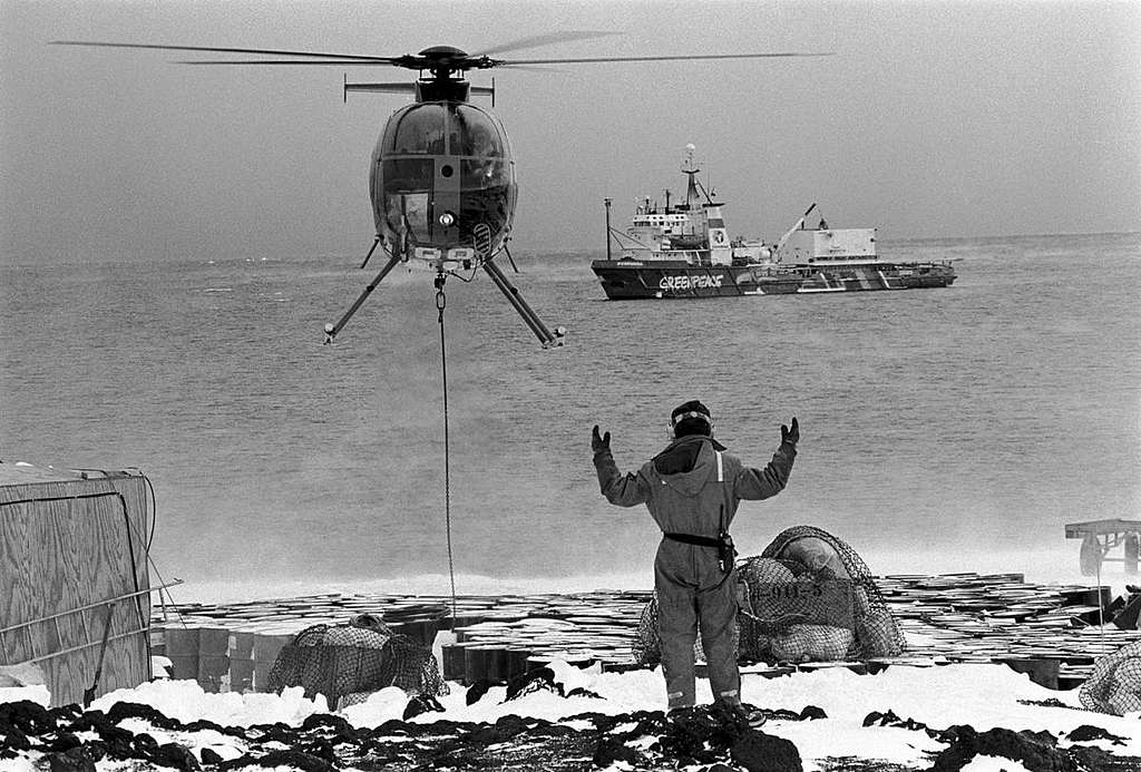 22：南極猶如地球最後淨土，原來並非理所當然。1987年，綠色和平團隊在南極洲設立「世界公園基地」（World Park Base），並駐紮當地進行科研任務，以抗衡多國圖謀染指南極礦產及天然資源；前後歷經7年努力，成功推動39個國家簽署《南極條約（馬德里協議書）》，制訂禁止開採礦產最少50年等措施。 © Greenpeace / Steve Morgan