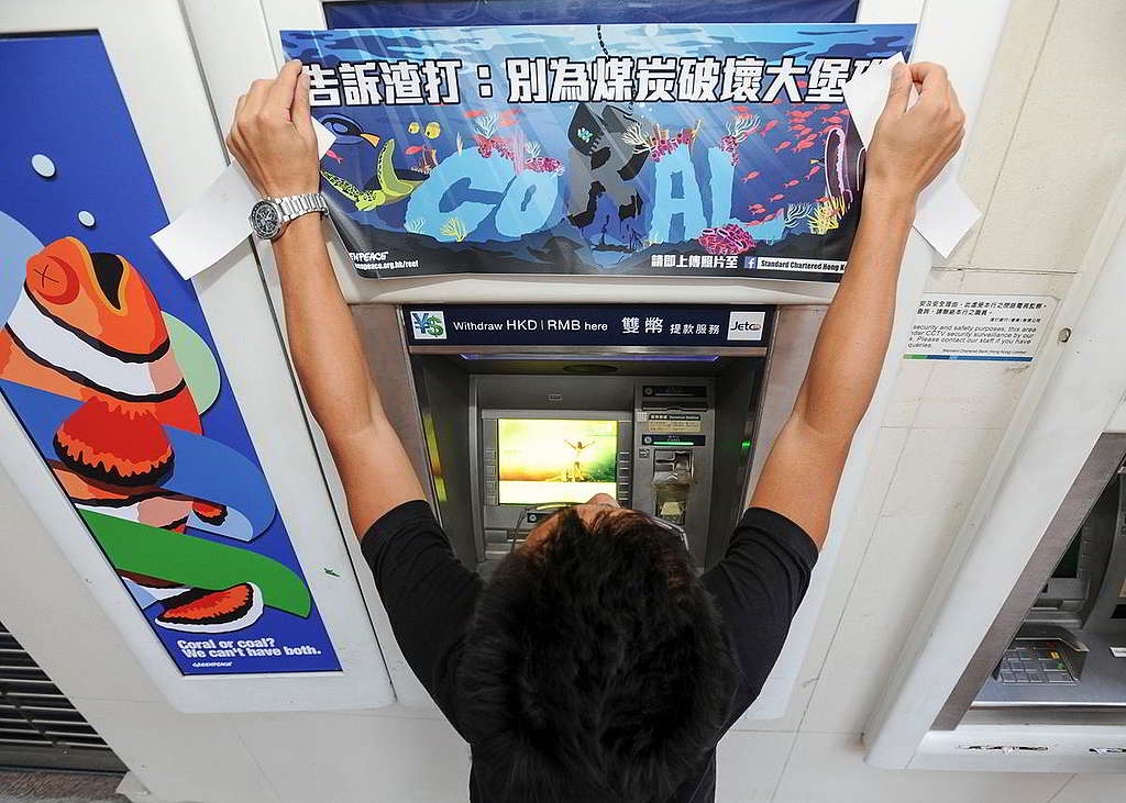 綠色和平香港辦公室連同全球各地行動者,2015年成功促使渣打銀行集團撤出破壞大堡礁的卡米爾煤礦項目。 © Clement Tang Wai Kin / Greenpeace