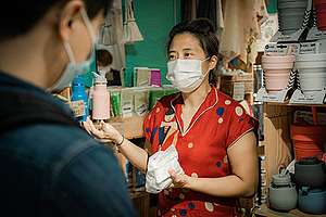 一眾熱心店主堅持負 起環境責任,撐起走塑社區。© Greenpeace