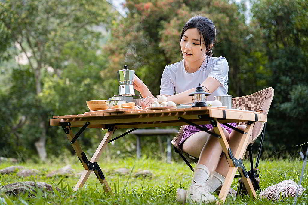 林婷親身示範「無塑野餐」，既環保又能享受郊遊樂。 © Greenpeace / Chilam Wong