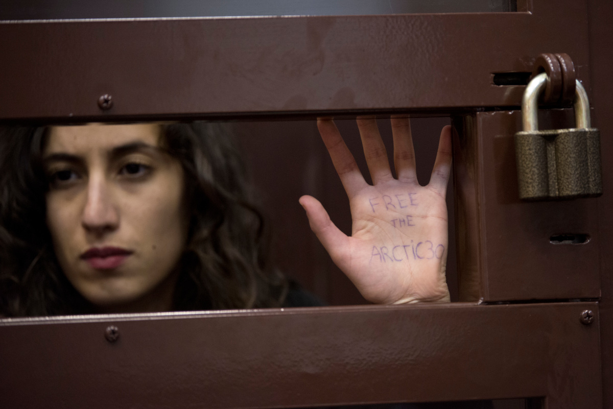 2013年Arctic 30成員在俄羅斯法庭應訊，30位守 護北極行動者最終獲釋撤控。