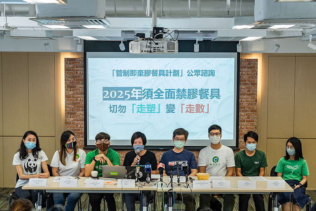 10個環保團體召開記者會，促請政府落實2025年全面禁膠餐具，切勿「走塑」變「走數」。 © Greenpeace / Chilam Wong