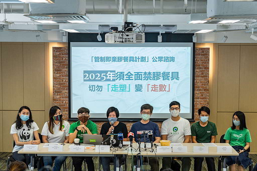 10個環保團體召開記者會,促請政府落實2025年全面禁膠餐具,切勿「走塑」變「走數」。 © Greenpeace / Chilam Wong