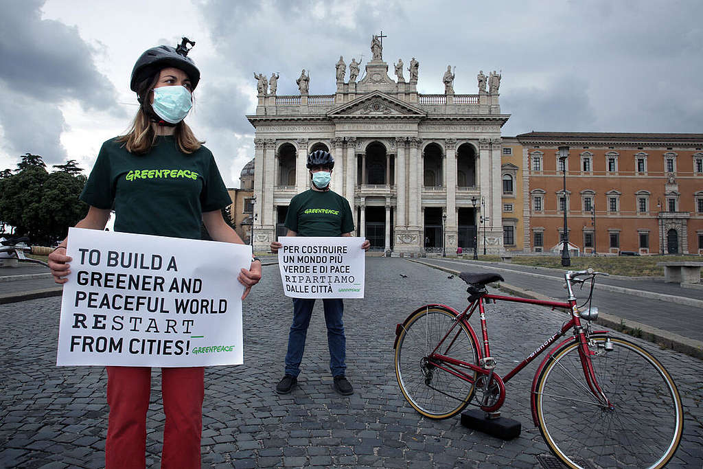 去年5月，意大利的綠色和平行動者在羅馬及米蘭「封城」過後，促請市政府採取措施提倡綠色生活，實現可持續發展。 © Tommaso Galli / Greenpeace