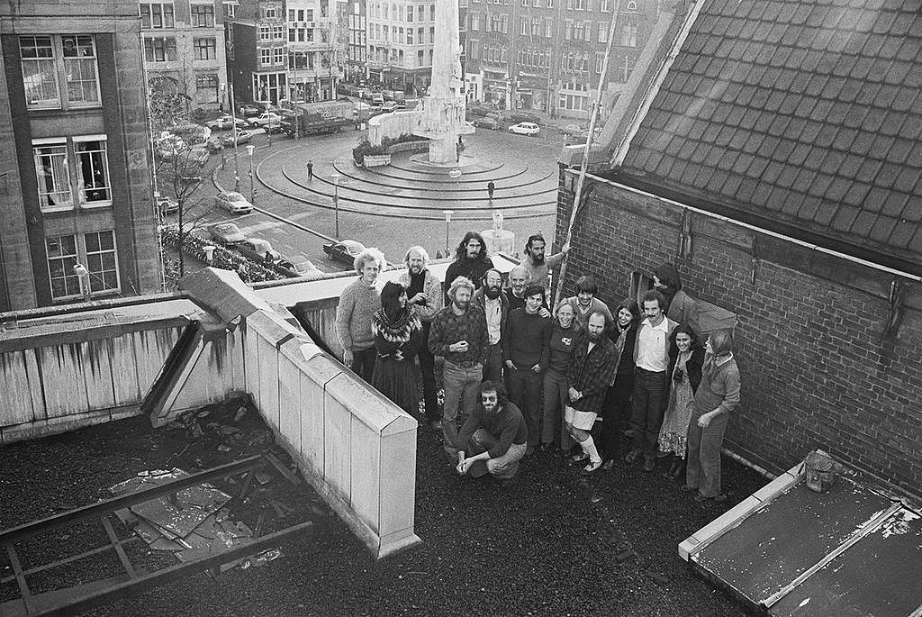 首次綠色和平國際會議的參加者，在阿姆斯特丹綠色和平荷蘭辦公室的屋頂露台上留影。 © Greenpeace / Rex Weyler