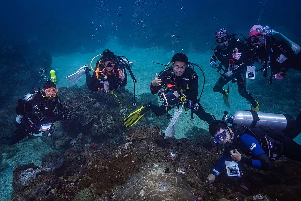 感謝多位潛水教練響應，歷時半年的《光影珊瑚》計劃才得以順利完成。 Ⓒ Greenpeace