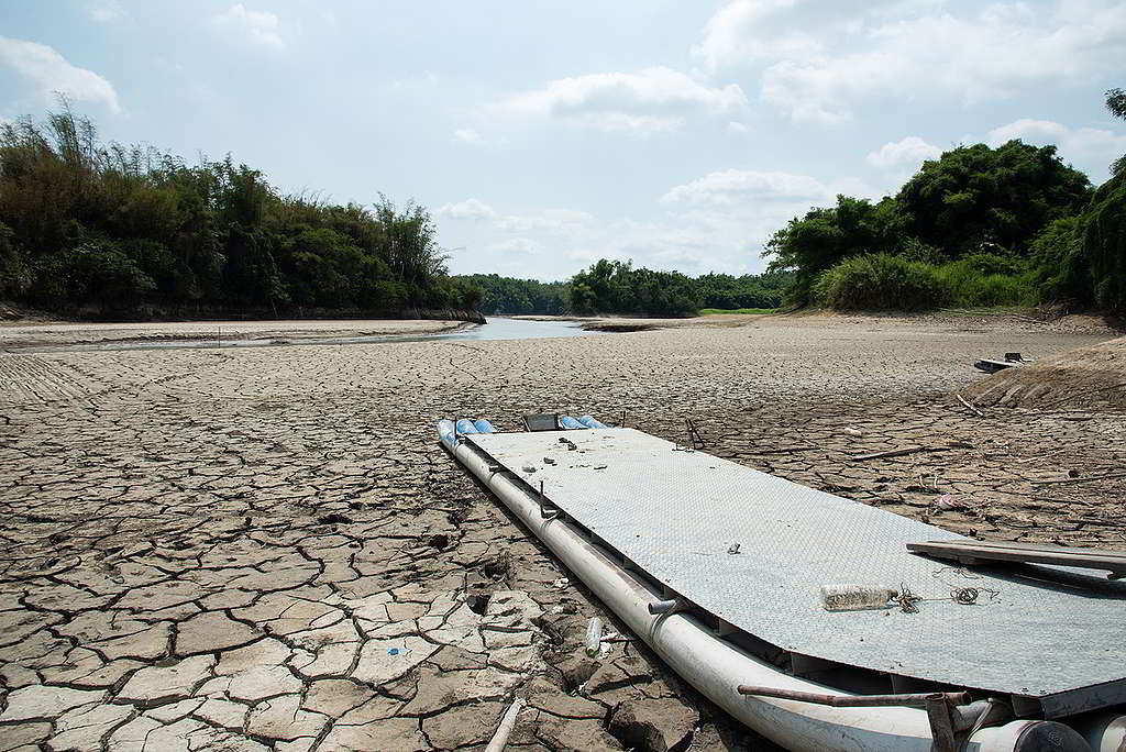 台南市官田區的湖泊乾旱得如同龜裂土地。 © Romix Image / shutterstock.com