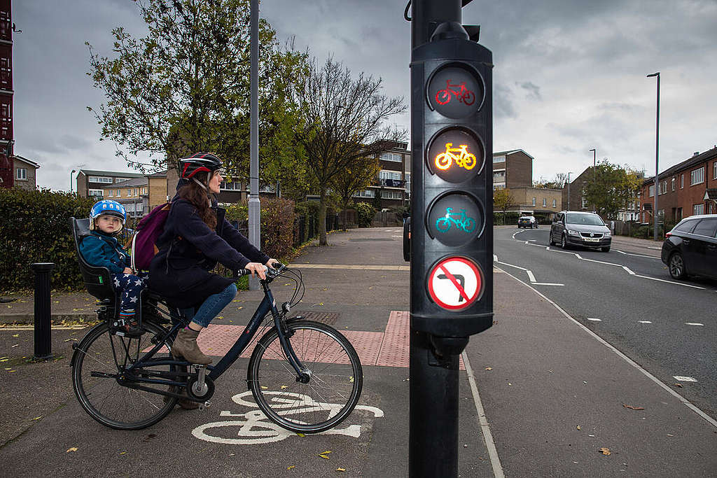 現代城市的道路設計,不少都會兼顧單車使用者的需求。 © Elizabeth Dalziel / Greenpeace