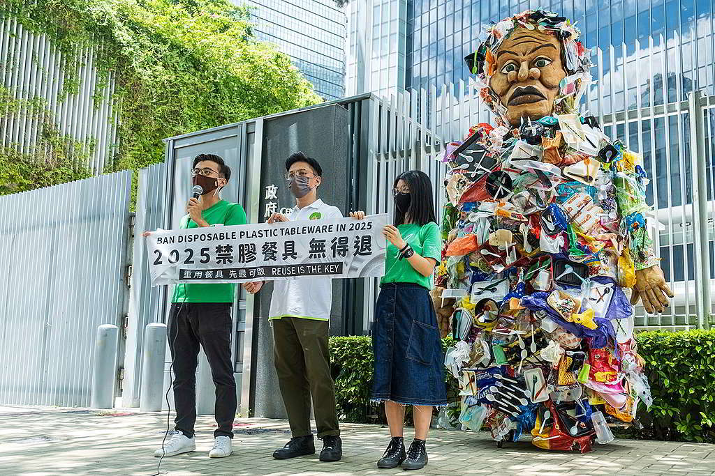 立法會環境事務委員會周二(23日)開會討論「管制即棄膠餐具計劃」,環保團體帶同3米高「即棄膠餐具怪」到政府總部遞交意見,促請政府2025年前全面規管即棄塑膠餐具,並推動可重用餐具配套措施及時間表。 © Greenpeace / Leung Yik Ho