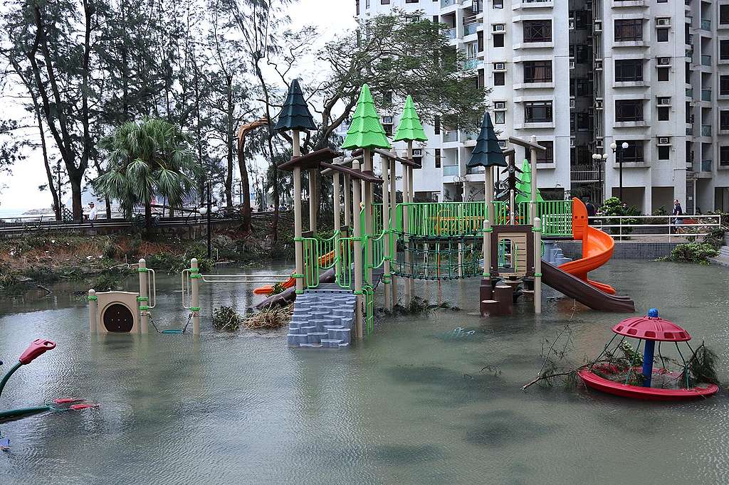 2018年颱風「山竹」吹襲杏花邨的場景；大氣科學家預期，颱風將隨氣候危機變得愈來愈強。 © Greenpeace