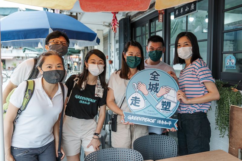 感謝Macy(前左)一直參與綠色和平走塑社區的小隊的工作,還常常分享她的環保心得。© Greenpeace / Tang Yan