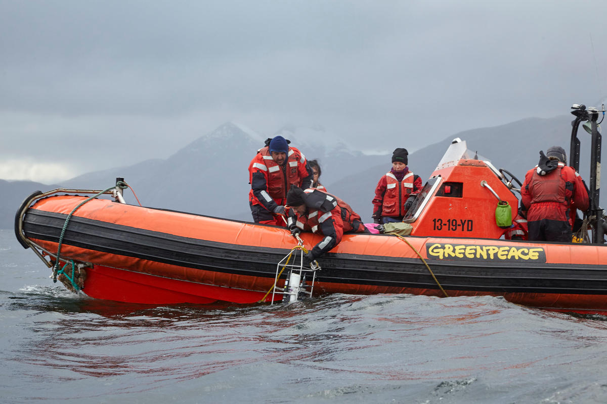 於2018年，綠色和平船艦「極地曙光號」出發至智利海域，科學家和成員出動橡皮艇採集海水樣本，以研究吞拿魚養殖場對周邊海洋生態的影響。© Patricio Miranda / Greenpeace