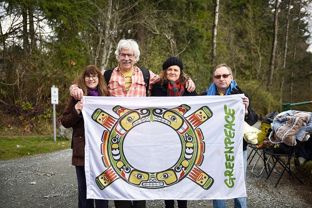 2018年，Rex（左二）聲援加拿大原住民，以直接行動阻止Kinder Morgan跨山輸油管道工程。 © Rogue Collective / Greenpeace