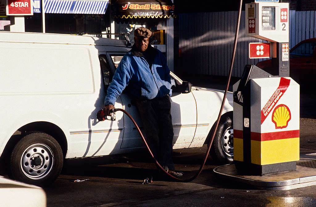 1990年,英國倫敦一個油站為車輛注入含鉛汽油;即使1999年實施禁令,今年有研究指出倫敦空氣仍殘餘鉛毒微粒。 © Greenpeace / Dom Dibbs