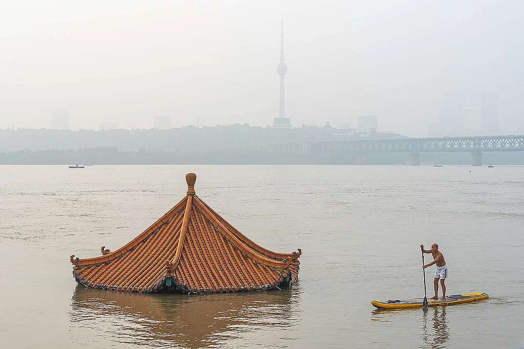 過去兩年，中國多個城鎮遭逢水災等嚴重極端天氣衝擊。 © sleepingpanda / shutterstock.com