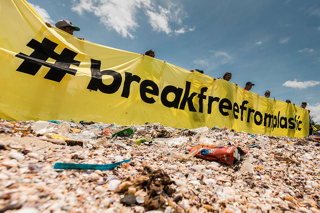 綠色和平到菲律賓自由島參與淨灘活動， 拉起#breakfreefromplastic的橫幅，支持走塑運動。© Jilson Tiu / Greenpeace