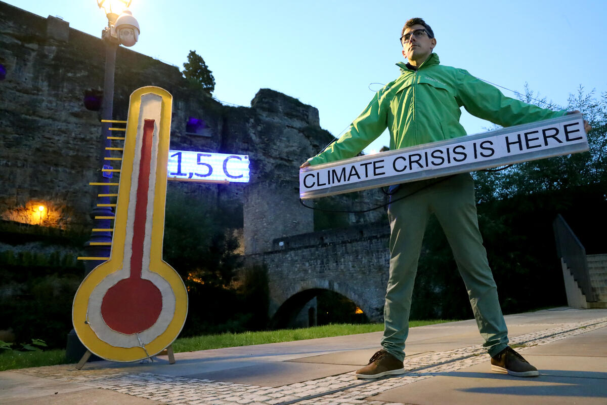 圖為盧森堡行動者手持「氣候危機已到」的橫額，呼籲國家政府及國際社會，把減緩氣候危機當作首要任務。© Greenpeace / Anais Hector
