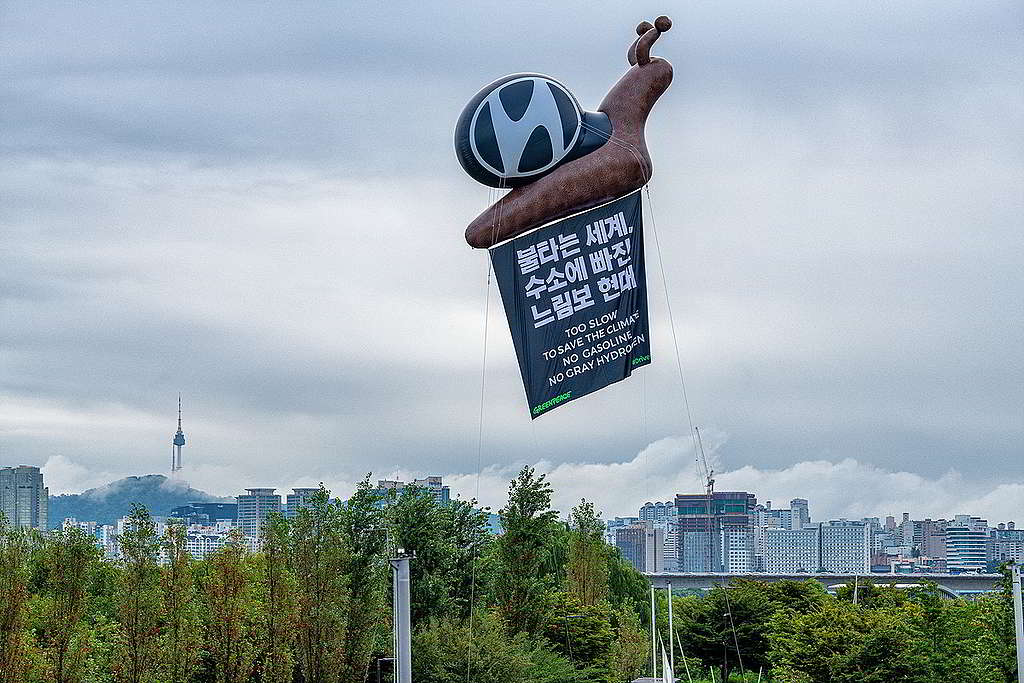 綠色和平首爾辦公室行動者在漢江豎立巨型蝸牛氣球，促請現代汽車加快減碳步伐。 © Greenpeace