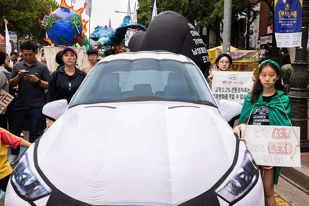 韓國作為汽車生產大國,當地氣候行動者的訴求之一,就是促請企業訂立淘汰內燃機(ICE)汽車時間表。 © K. Chae / Greenpeace