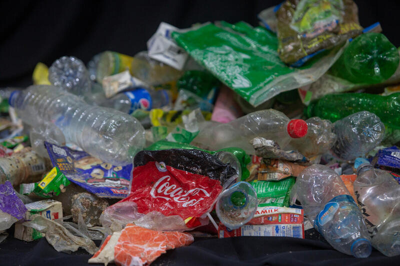消費品大量使用即棄塑膠的容器與包裝，而這些塑料的生產，又可連繫到化石能源相關的供應鏈。 © Chanklang Kanthong / Greenpeace