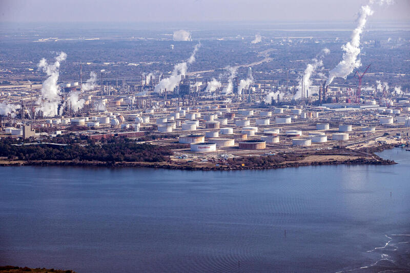 埃克森美孚(ExxonMobil)在美國德薩斯Baytown 的石化綜合廠房。隨著石油和天然氣生產利潤的下降,化石能源行業越來越多地推動石化產品和即棄塑料的發展。© Aaron Sprecher / Greenpeace