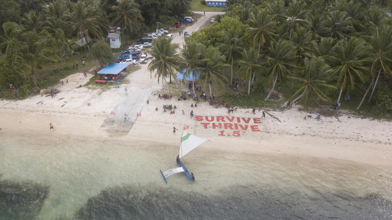 太平洋海域的馬紹爾群島共和國,是氣候脆弱國家組織Climate Vulnerable Forum成員之一,他們一直力促全球將升溫幅度控制於1.5°C。2018年該國的行動者在首都Majuro海岸發出「生存懸於1.5°C」的呼籲。© Martin Romain / Greenpeace