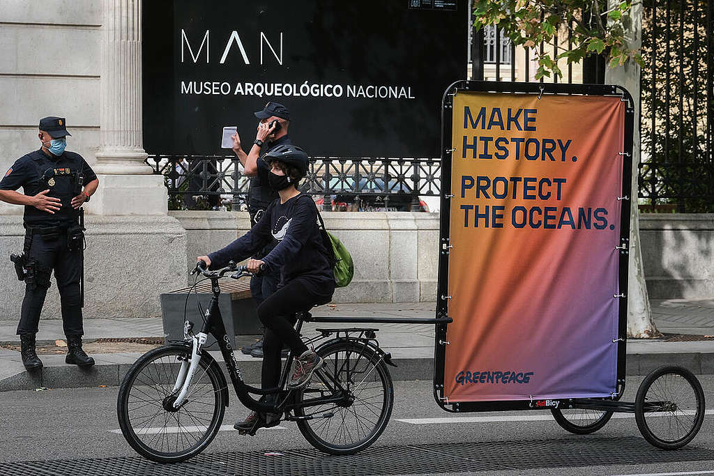 「創造歷史，保護海洋。」綠色和平行動者在《馬德里議定書》紀念活動場外展示標語，促請決策者凝聚共識制訂全球海洋公約。 © Pedro Armestre / Greenpeace