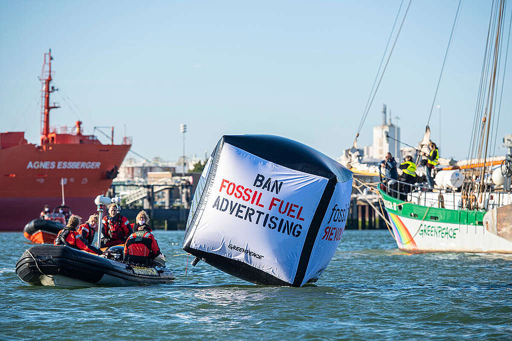 綠色和平行動者以浮標展示「禁止化石燃料廣告」訴求。 © Marten van Dijl / Greenpeace