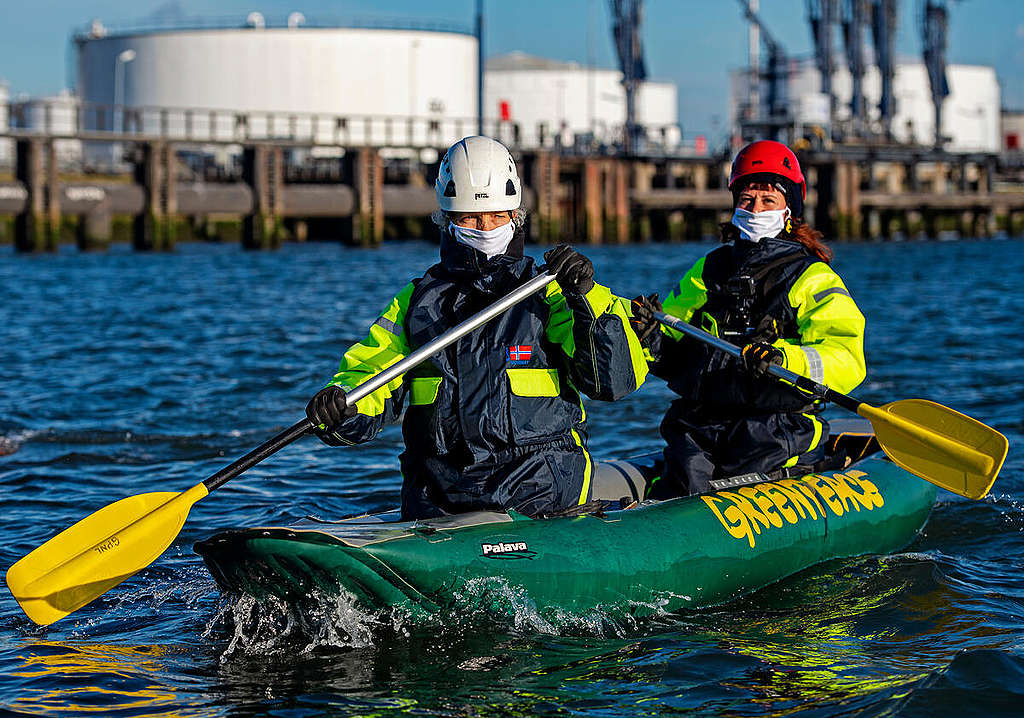 國際綠色和平總幹事Jennifer Morgan（前）以義工身份，划艇參與行動。 © Marten van Dijl / Greenpeace