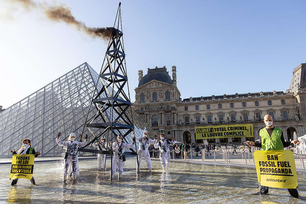 綠色和平法國辦公室10月6日在羅浮宮外發起直接行動，促請館方停止接受Total石油企業贊助文藝展覽，以免淪為化石能源「喉舌」。 © Joseph Melin / Greenpeace