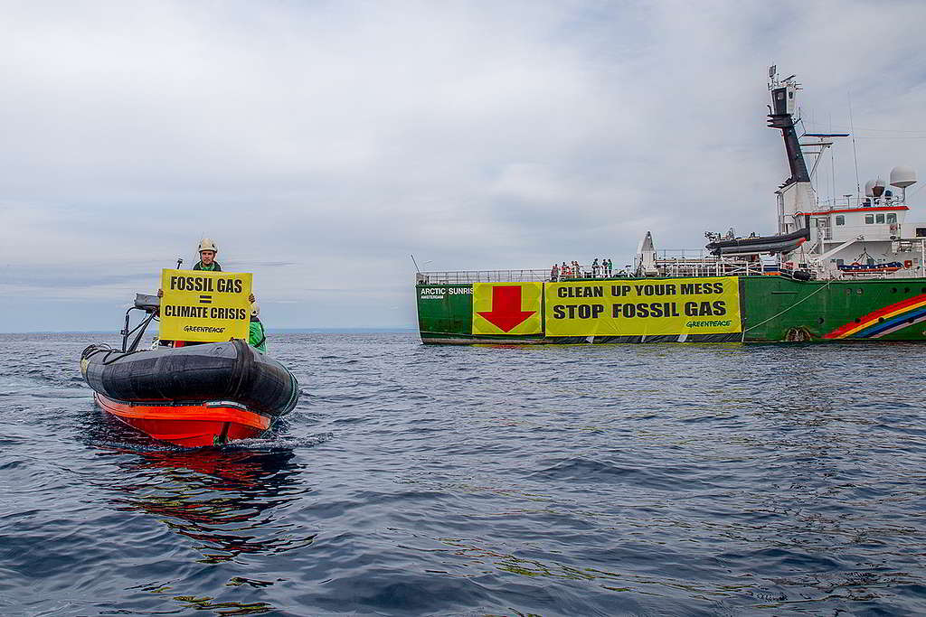 綠色和平船艦極地曙光號現正巡航克羅地亞，在亞得里亞海（Adriatic Sea）一個天然氣鑽探平台去年沉沒並殘留至今的地點，促請當局加速能源轉型。 © Dorina de Jonge / Greenpeace