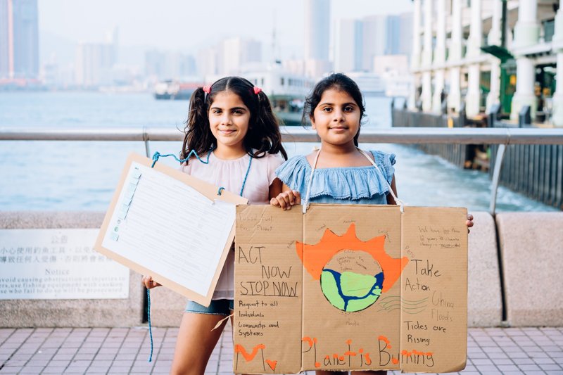 妹妹Reeha（左）5歲時就與當年7歲的姐姐Dhaanya（右）開始在香港投入氣候行動。© Greenpeace / Patrick Cho