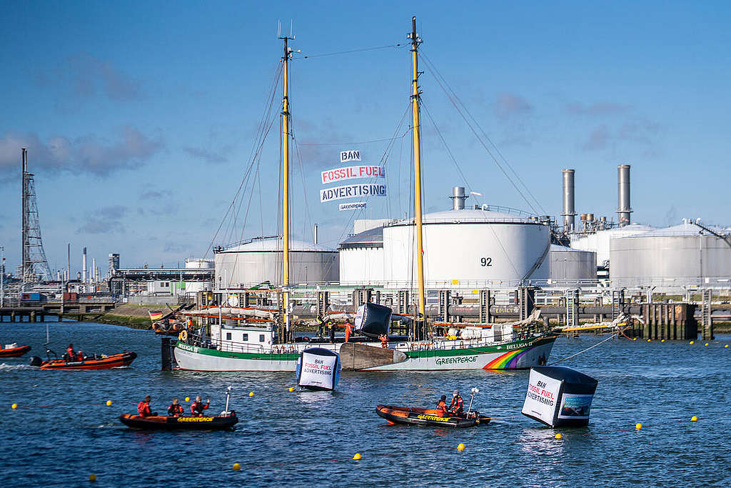 2021年10月4日，超過80名綠色和平行動者搭乘綠色和平船艦Beluga II，駛到SHELL位於荷蘭鹿特丹的煉油廠港口外進行和平抗議。© Martine Kamara / Greenpeace