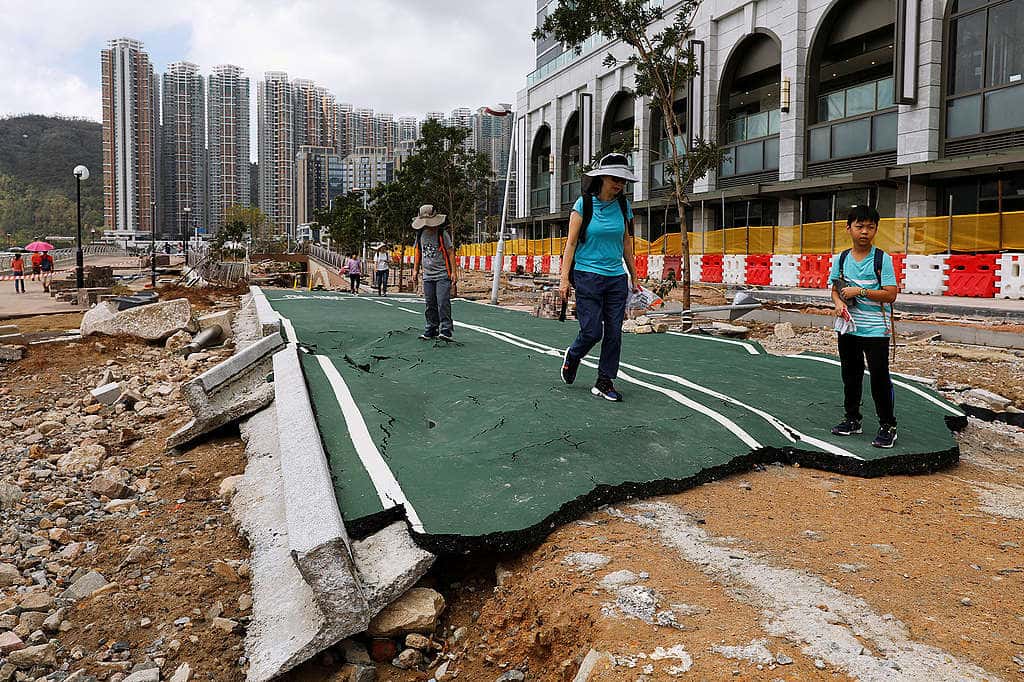 2018年9月18日強颱風山竹襲港後，將軍澳海濱長廊的道路被風暴摧毀。© REUTERS / Tyrone Siu