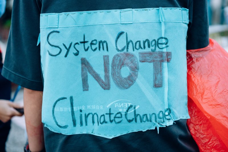 「我們要系統改變，而非氣候改變！」另一位少年氣候行動者Max當日在T恤背後的標語，正好表達氣候危機需要世界作出系統改變方有機會解決。© Greenpeace / Patrick Cho