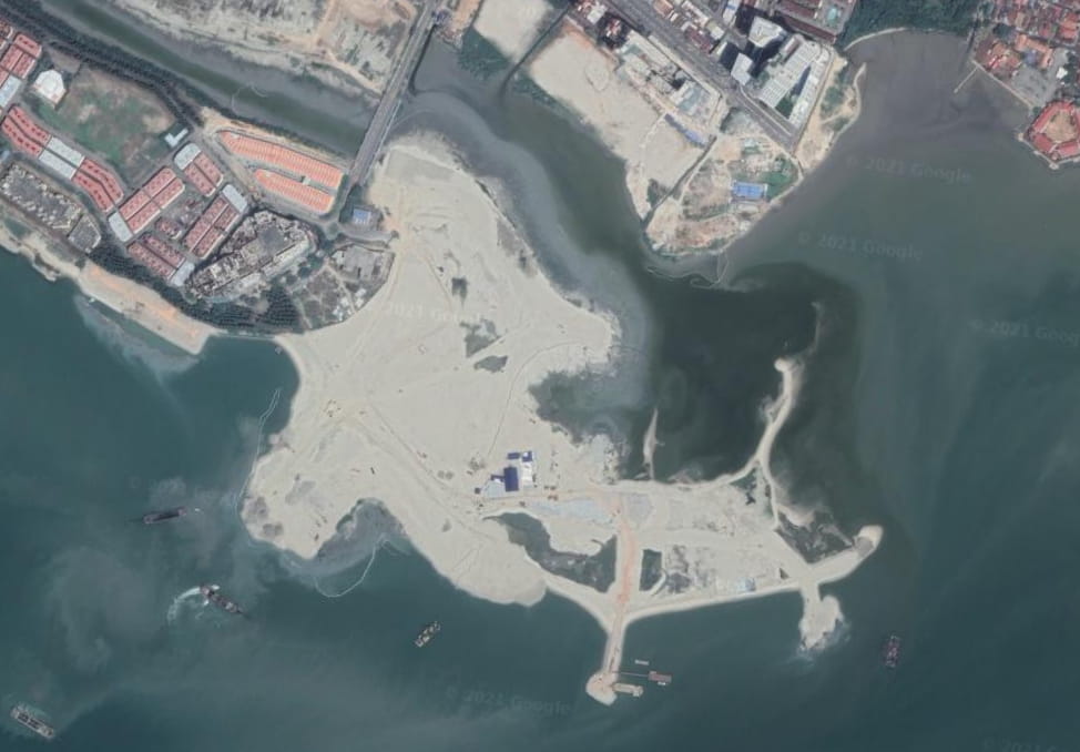 皇京港人工島填海的挖沙工程嚴重影響玳瑁海龜的生境，令其在附近烏貝島的登陸次數由2011年的111次下降到2016年的只有13次。 Google Earth截圖
