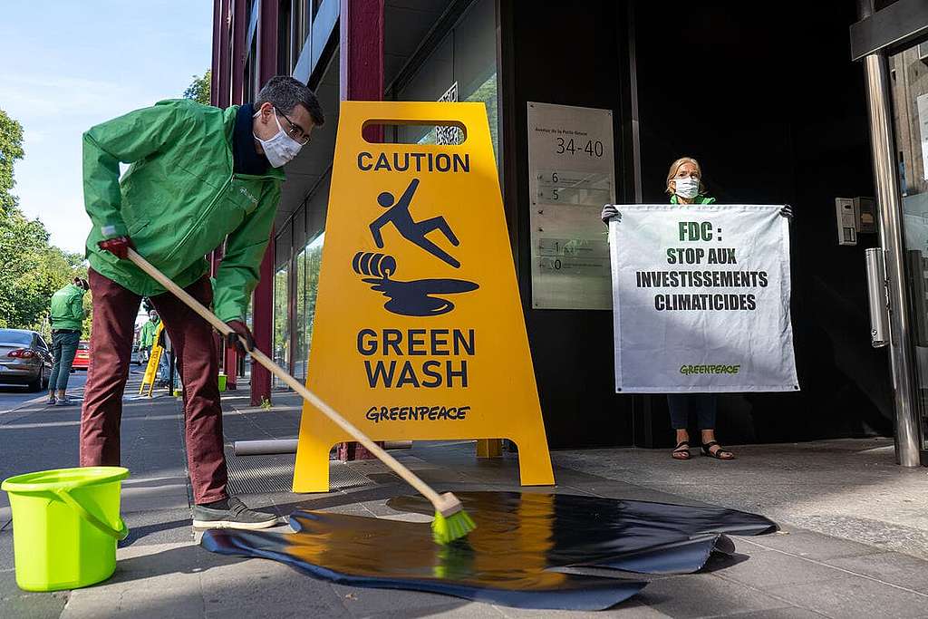 小心「漂綠」：綠色和平盧森堡辦公室行動者促請當地社會保障基金管理部門停止投資化石燃料，以免成為企業以公關手段渲染偽環保訊息的幫兇。 © Sara Poza Alvarez / Greenpeace