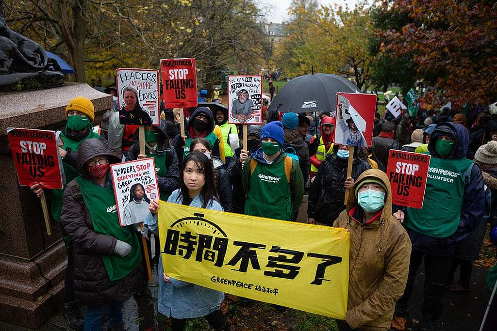 綠色和平行動者上周末於COP26主辦城市格拉斯哥參與全球行動日（Global Day of Action for COP26），舉起「時間不多了」標語，並展示14名行動者及原住民領袖給與會各國領袖的寄語。 © Jeremy Sutton-Hibbert / Greenpeace