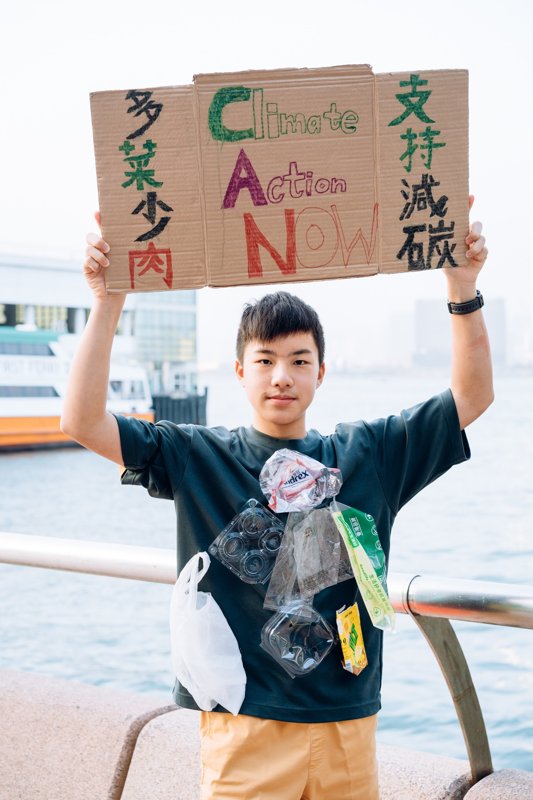 適逢萬聖節,Max參加完學校活動,續以當日打扮投入氣候行動,接近自然色調的服飾(綠森林黃土地),縫上家中用過的塑膠用品,給予另一生命,玩樂不忘為拯救氣候出力。© Greenpeace / Patrick Cho