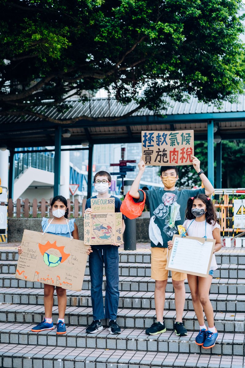 4位香港少年氣候行動者Max、Reaha、Dhaanya與Ennan（左起），堅持每星期五為未來#FridaysForFuture，走到街上，要香港人認識氣候危機，加入氣候行動。© Greenpeace / Patrick Cho