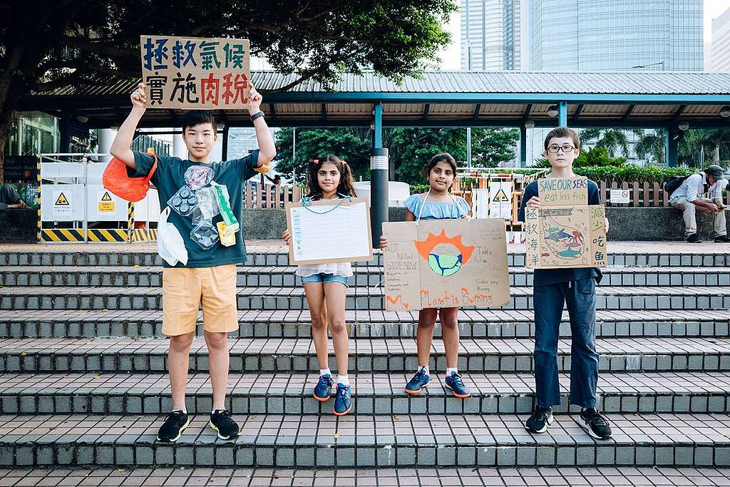 4位香港少年氣候行動者Max、Reeha、Dhaanya與Ennan(左起),堅持每星期五為未來#FridaysForFuture,走到街上,要香港人認識氣候危機,加入氣候行動。© Greenpeace / Patrick Cho