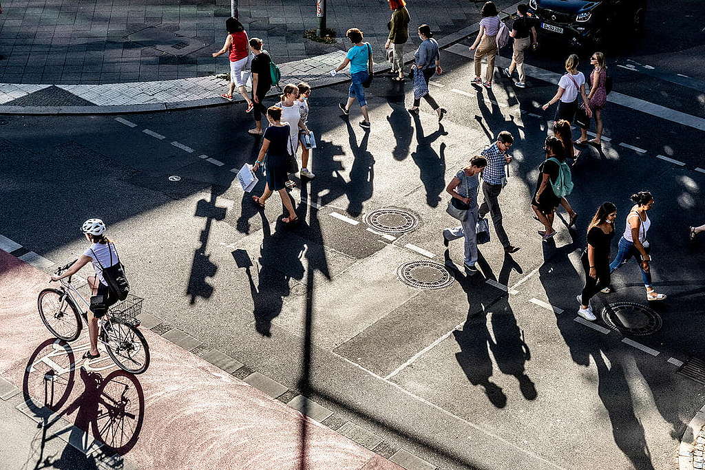 長遠來看，提升公共運輸系統、以行人與單車友善為本改進城市規劃，有助避免電動車因過度生產成為新的排放源。 © Paul Langrock / Greenpeace