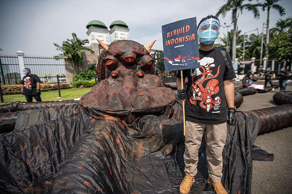 飽受爭議的《創造就業綜合法》上路一周年，2021 年 10月，綠色和平行動者在印尼雅加達議會大樓外豎立巨型「怪物」，象徵當地特權階級的寡頭政治正在威脅人民權利。© Jurnasyanto Sukarno / Greenpeace