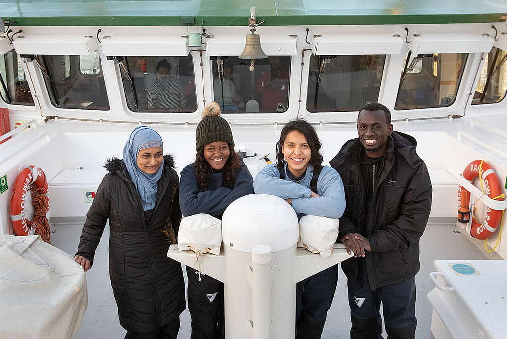Farzana（左起）、Jakapita、Maria與Edwin乘坐彩虹勇士號前往格拉斯哥，向出席COP26的國際領袖親身表達訴求。 © Suzanne Plunkett / Greenpeace