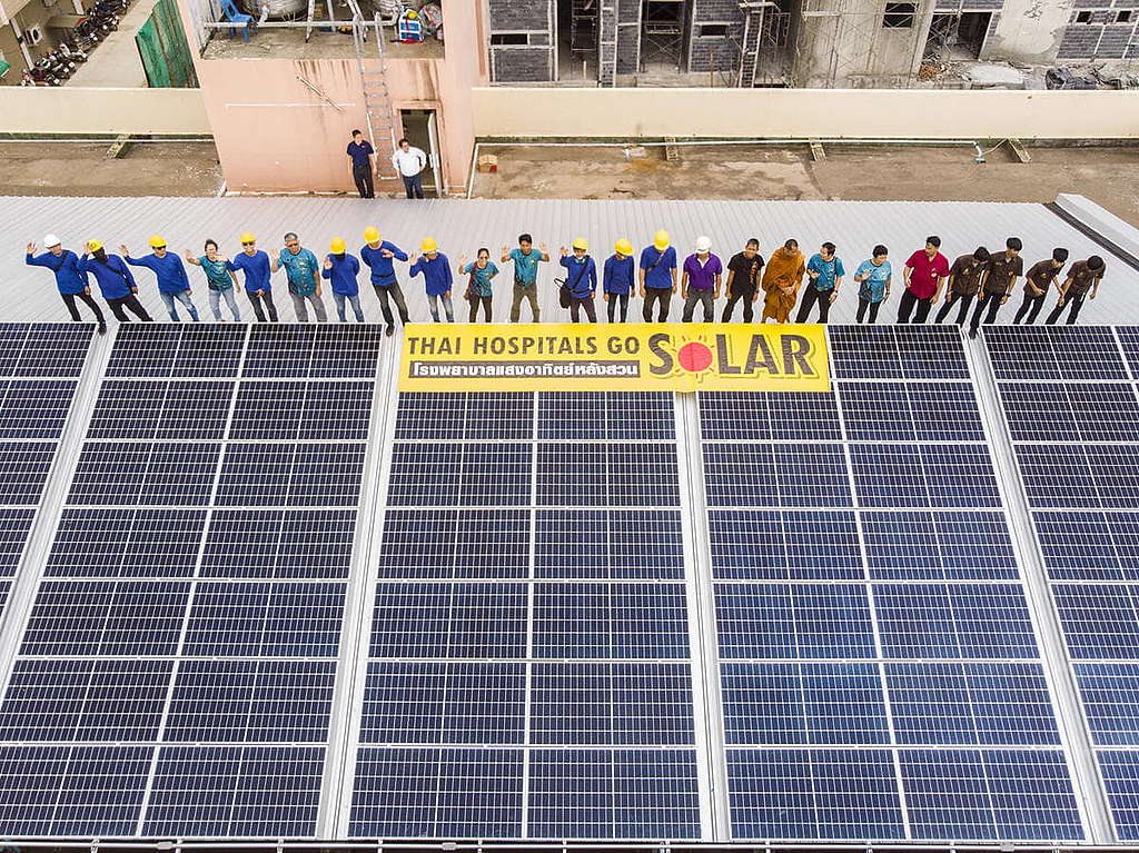 綠色和平泰國辦公室協助當地7間醫院安裝太陽能發電設施，身體力行推動能源改革。 © Greenpeace / Arnaud Vittet