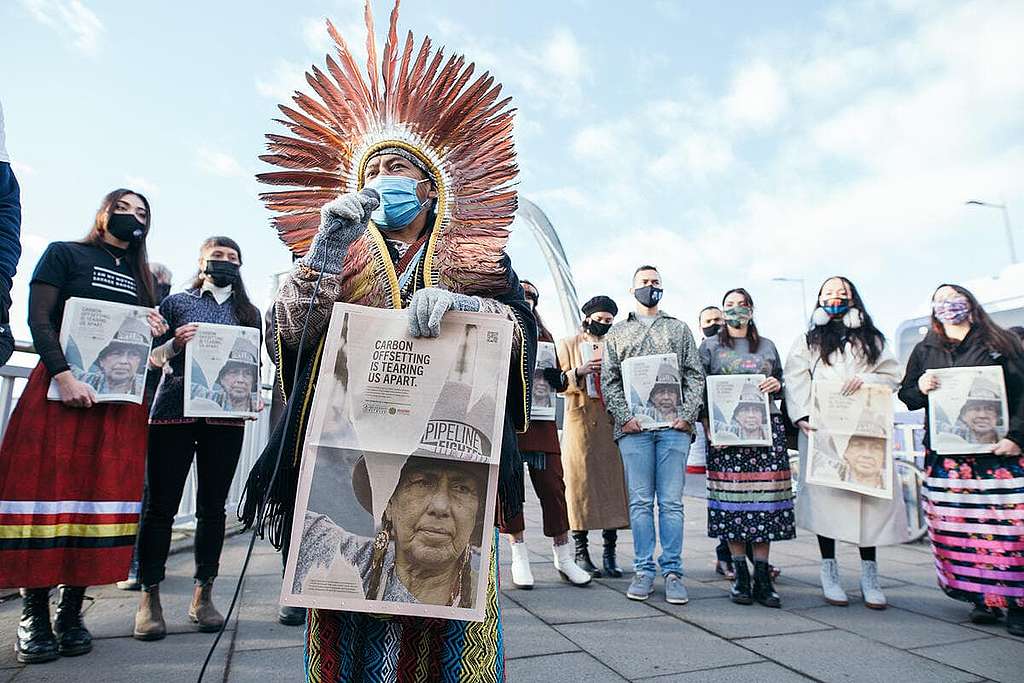 原住民領袖在COP26會場外講述自身故事，呼籲公眾關注碳抵消措施如何影響生態環境。 © Bianka Csenki