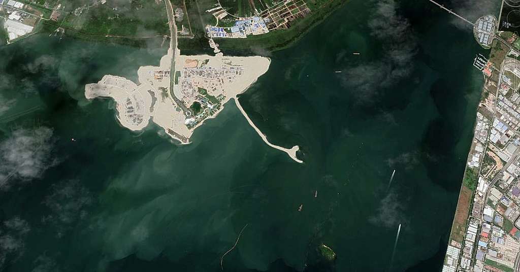 柔佛森林城市人工島建成後，因連接陸地的堤道嚴重影響了生態，大型藻類和泥砂迅速侵佔，最終須清拆掉，舒緩所造成的環境破壞。 Google Earth截圖