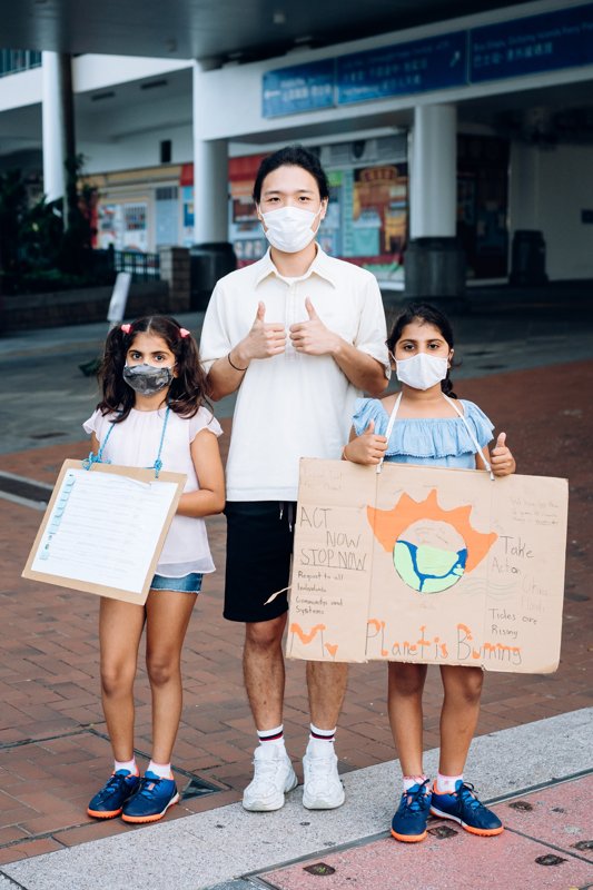 Dhaanya和Reeha兩姐妹與人交流後還會邀請他們合照,放上社交媒體,為拯救氣候凝聚更多力量。© Greenpeace / Patrick Cho