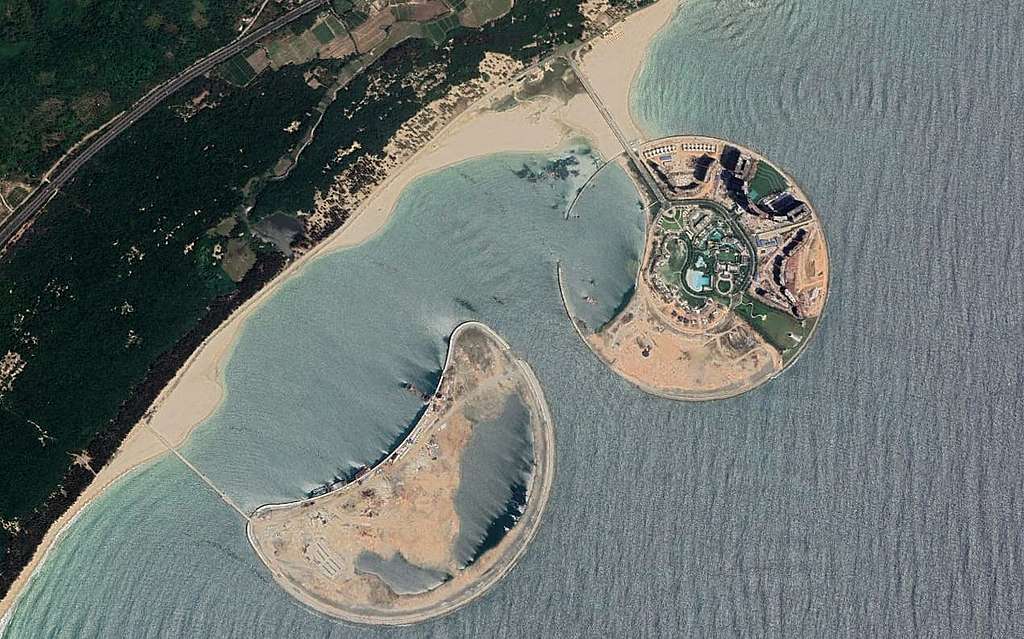 從萬寧日月灣一例子可見，當人工島影響水流減慢，日島（圖右）與海岸之間的區域逐漸出現淤積，甚至形成340米長的海灘地貌。 Google Earth截圖